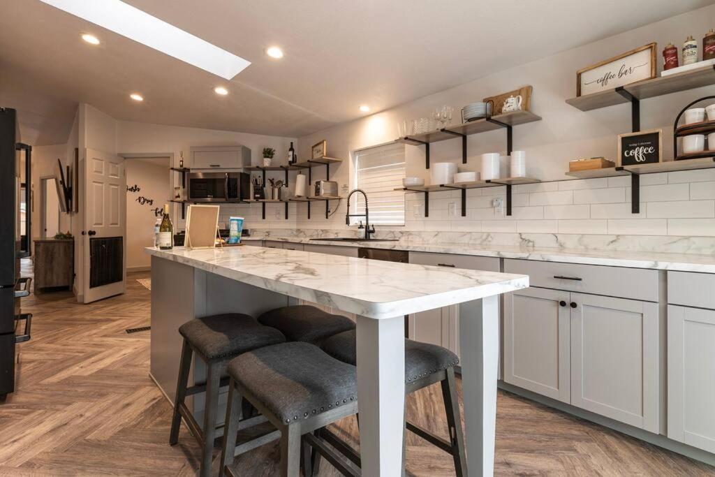 Families & Pets! Hot Tub, Playground, Gym & More! Holiday home *